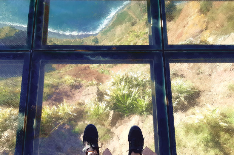 Blick durch den Glasboden am Cabo Girao Skywalk